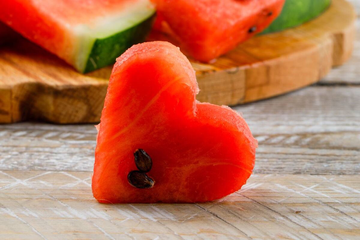 Los licopenos, presentes en el tomate y la sandía, son potentes antioxidantes que ayudan a prevenir el daño celular y podrían reducir el riesgo de cáncer de próstata, según estudios científicos. (Freepik)