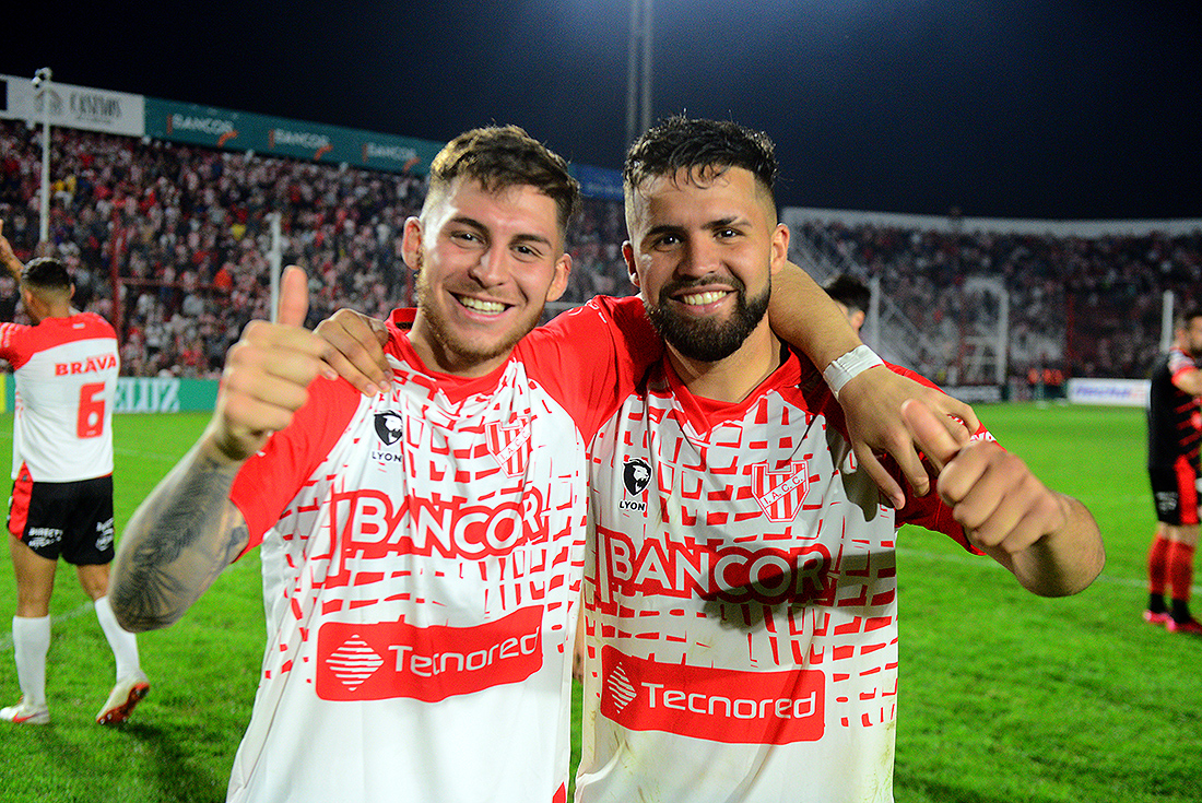 Los hermanos Watson y la felicidad. Ambos son de la cantera del club. (José Gabriel Hernández / La Voz)