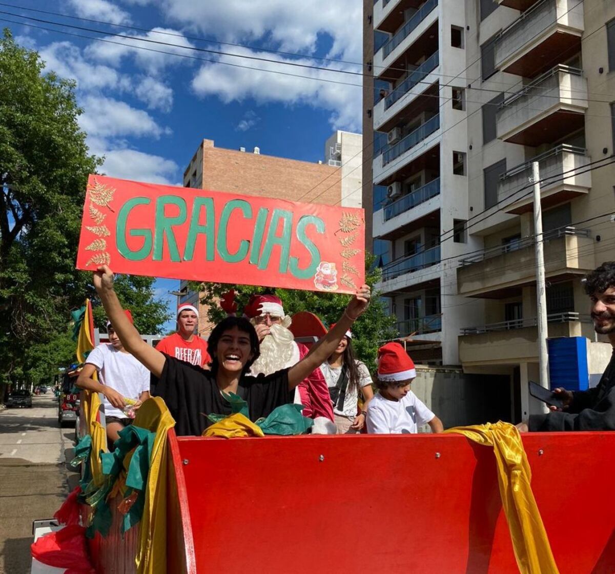 Papá Noel y su Caravana Mágica fomentaron el espíritu navideños entre los riocuartenses. (Gentileza LV16)