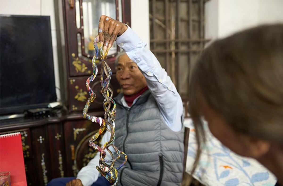 Un artista de Vietnam fue oficialmente reconocido por Guinness World Records por tener las uñas más largas.