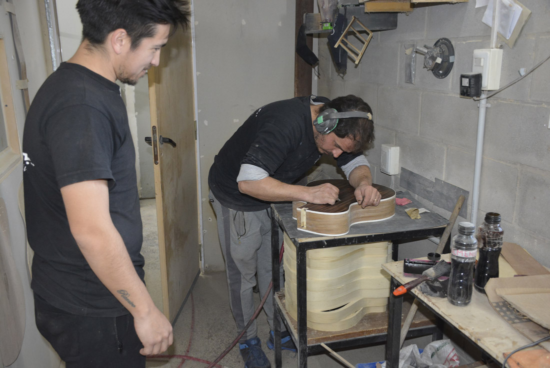 Ivan Casas, lutier, fabricante de guitarras. Sus instrumentos son usados por artistas famosos y vendidas en Latinoamérica y hasta en algunos países de Europa. (La Voz)