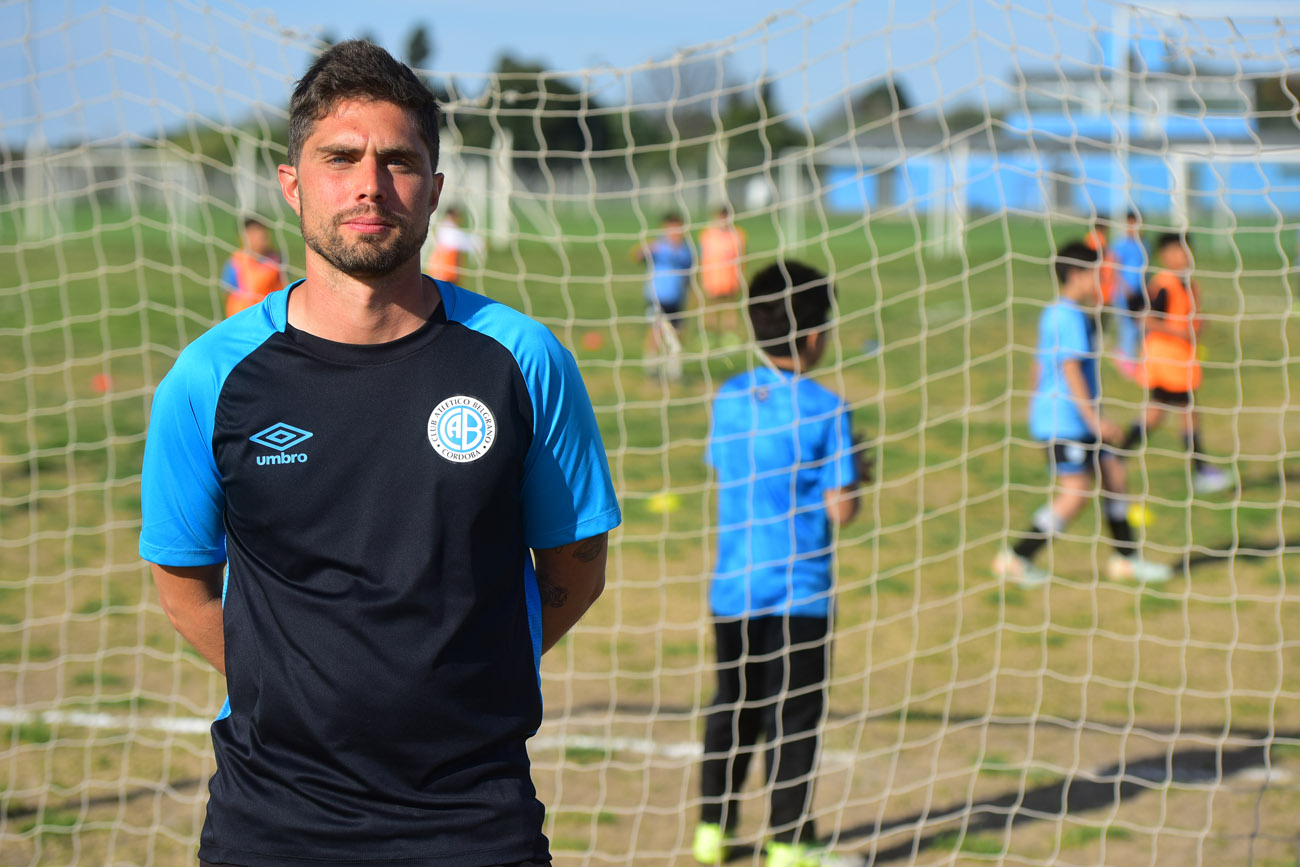 Día de entrenamiento y formación de las escuelas de fútbol de Belgrano en el predio de Villa Esquiú. Kevin Constantin, director de escuelas de Belgrano. (Nicolás Bravo / La Voz)