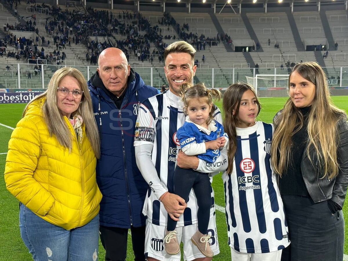 Julio Buffarini, rodeado de su familia y los afectos, en el adiós a Talleres. "Chacho" aún piensa en retirarse en el club y ser parte de su estructura. "Mi vuelta era un proyecto familiar", sostuvo "Chacho". Aún tiene esa idea.