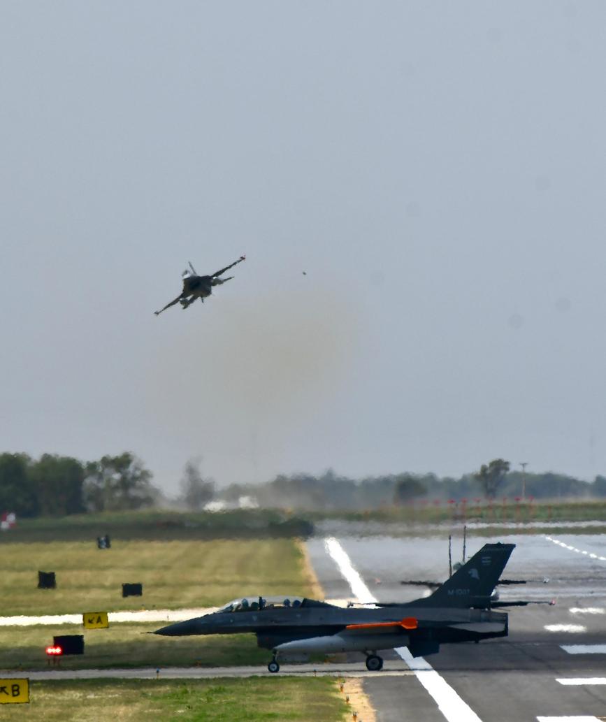 Llegaron a Córdoba los aviones caza F-16. (Tomy Fragueiro / La Voz)