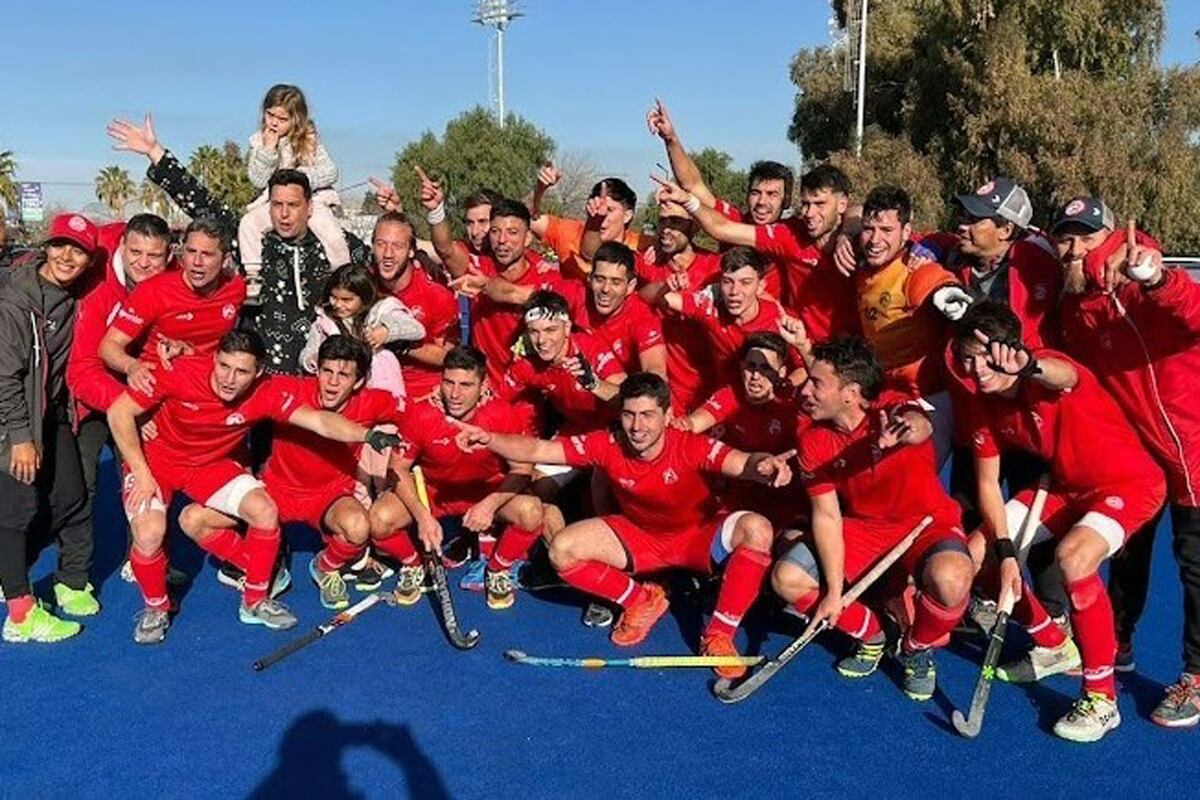 El equipo masculino de hockey celebra su consagración en Mendoza frente al local Alemán. (Prensa FACHSC)