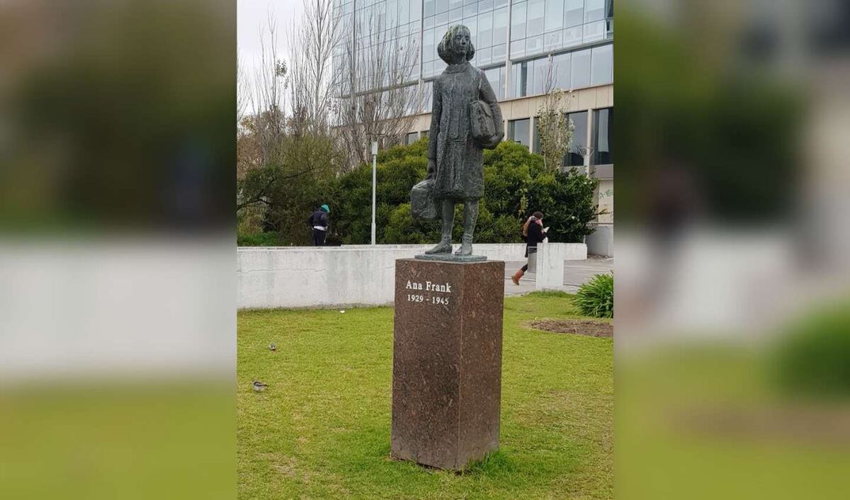 La estatua de Ana Frank sustraída (TN).