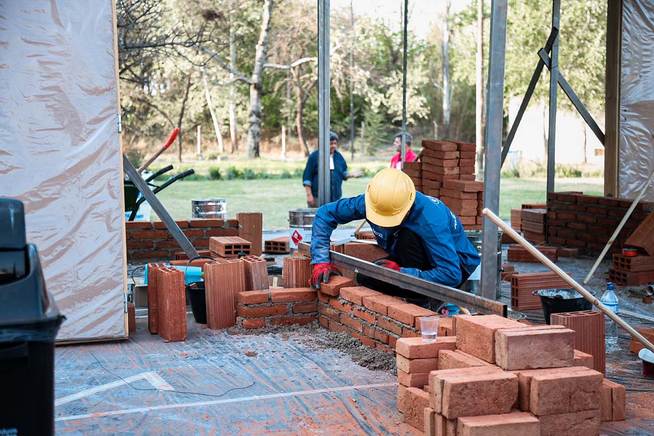 En la Olimpíada de Albañilería (organizada por la Fundación Uocra y la Escuela
de Gestión de Camarco) se construyó un muro con exigencias técnicas en 5 horas.