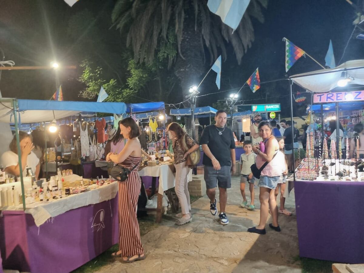 Enero con turistas. Feria de artesanos en San Javier, en Traslasierra (La Voz)