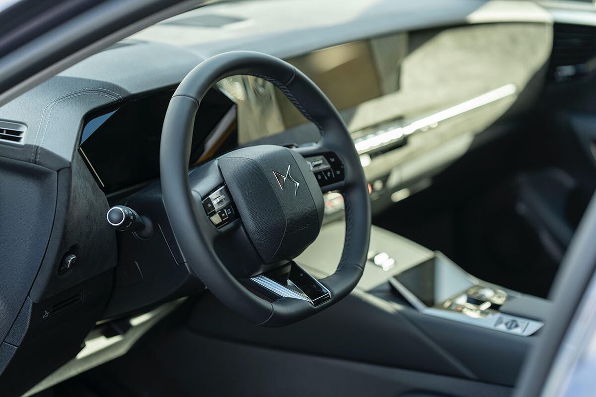 El DS3 recibe un nuevo sistema multimedia de 10,3” y un panel de instrumentos de 7” que se complementa con un head-up display.