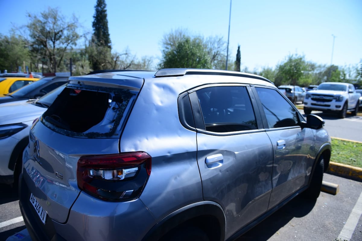 Destrozos materiales en el Aeropuerto Internacional Ambrosio Taravella. (José Gabriel Hernández / La Voz)