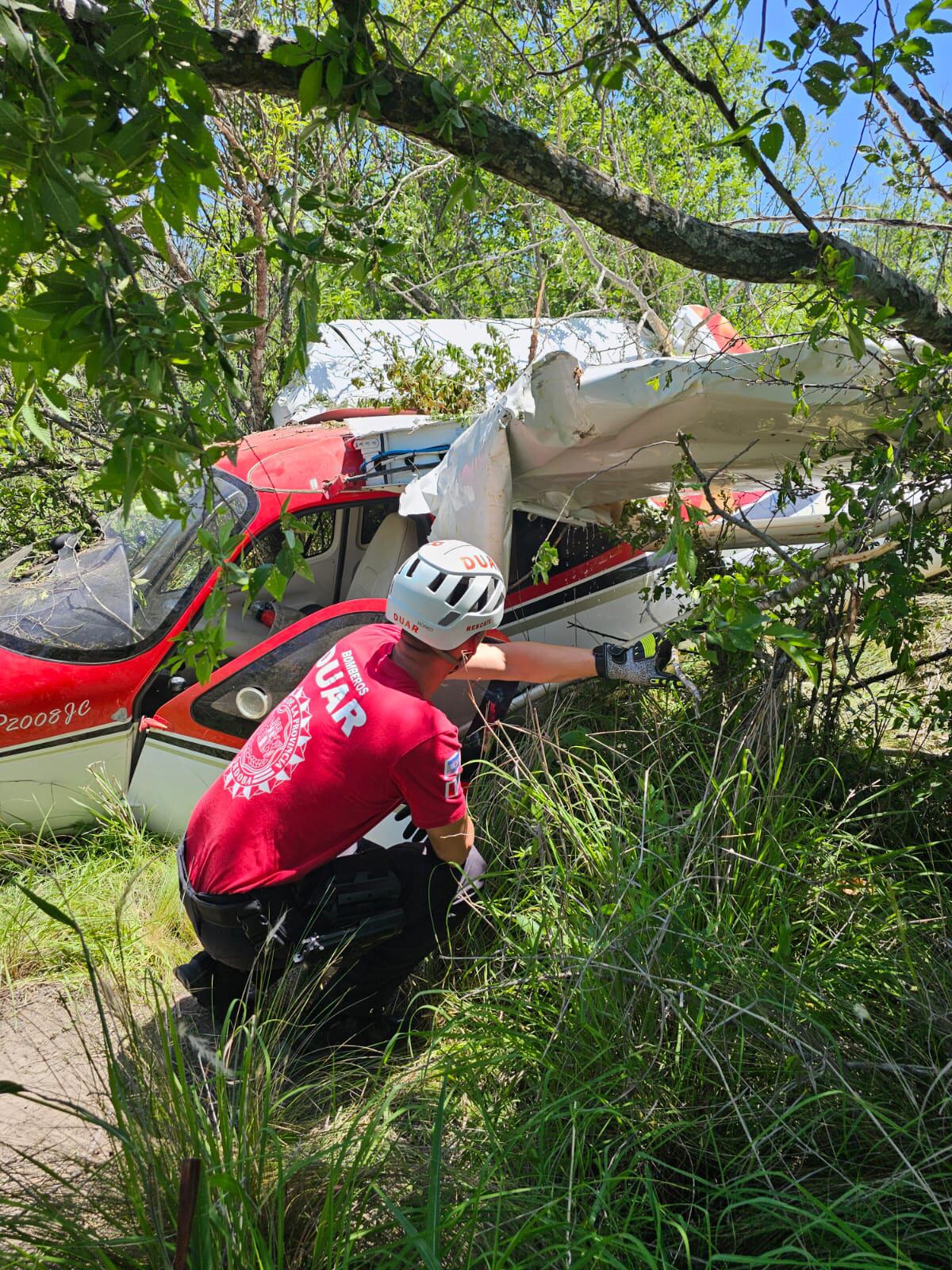 Una avioneta aterrizó de emergencia en Villa Rumipal (Gentileza Bomberos).