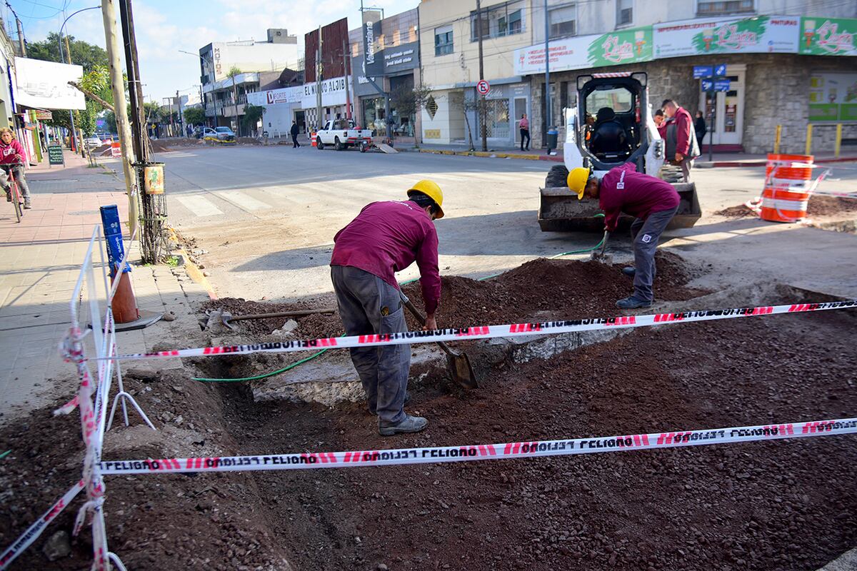 Córdoba. Por obras de la empresa Aguas Cordobesas, se establece un corte total de tránsito en Av. Castro Barros entre El Chaco y Galván. (Pedro Castillo / La Voz)