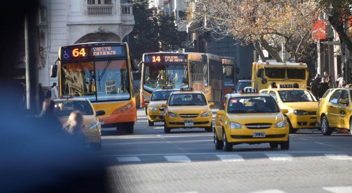 Transporte urbano de pasajeros. (La Voz)