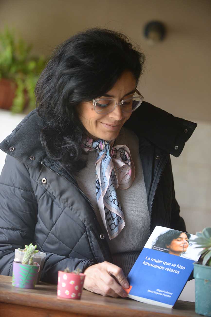 Eugenia Pujadas escritora del libro "La mujer que se hizo hilvanando retazos". (José Gabriel Hernández / La Voz)