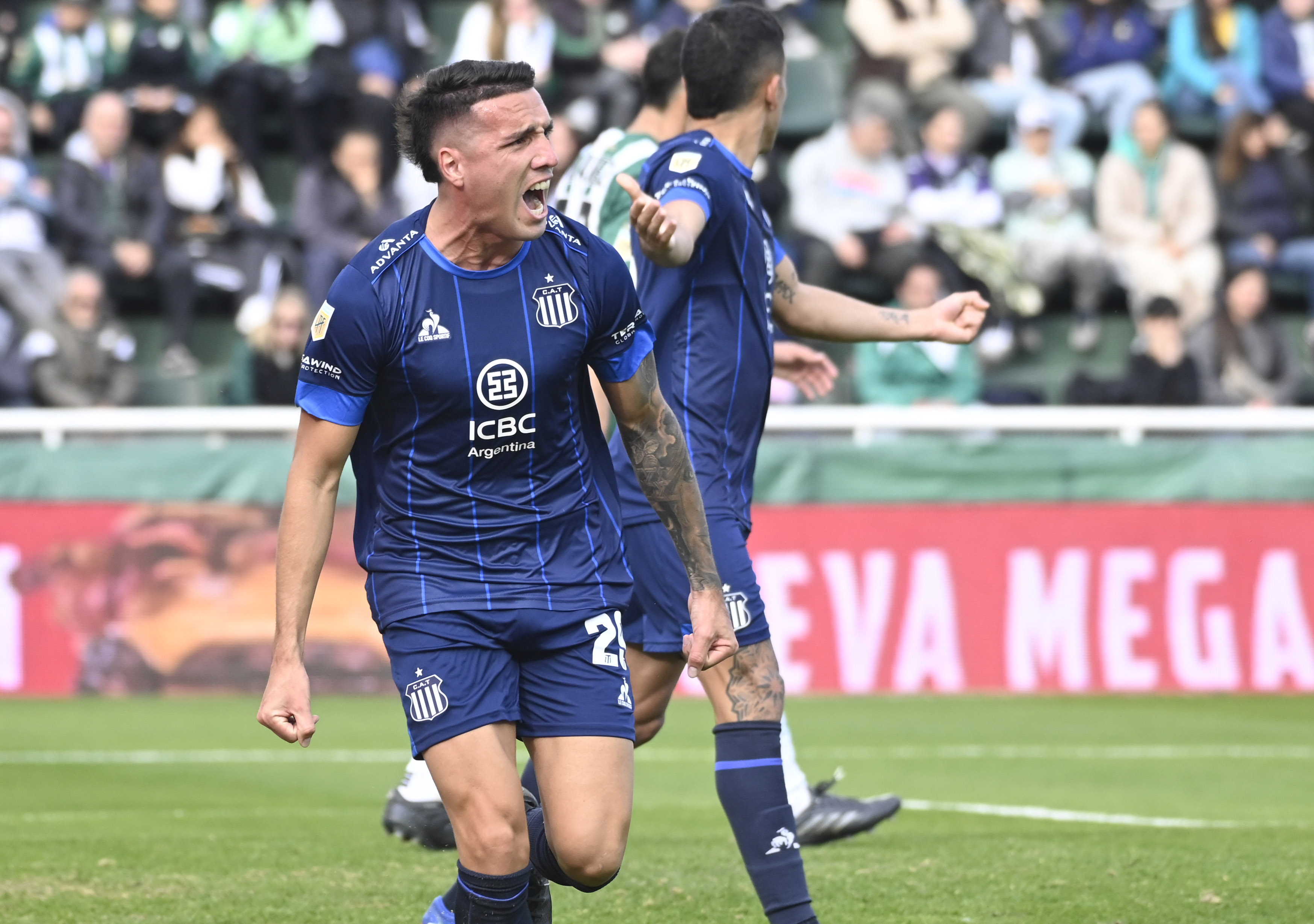 El festejo del gol de Benavídez ante Banfield. (Fotobaires).