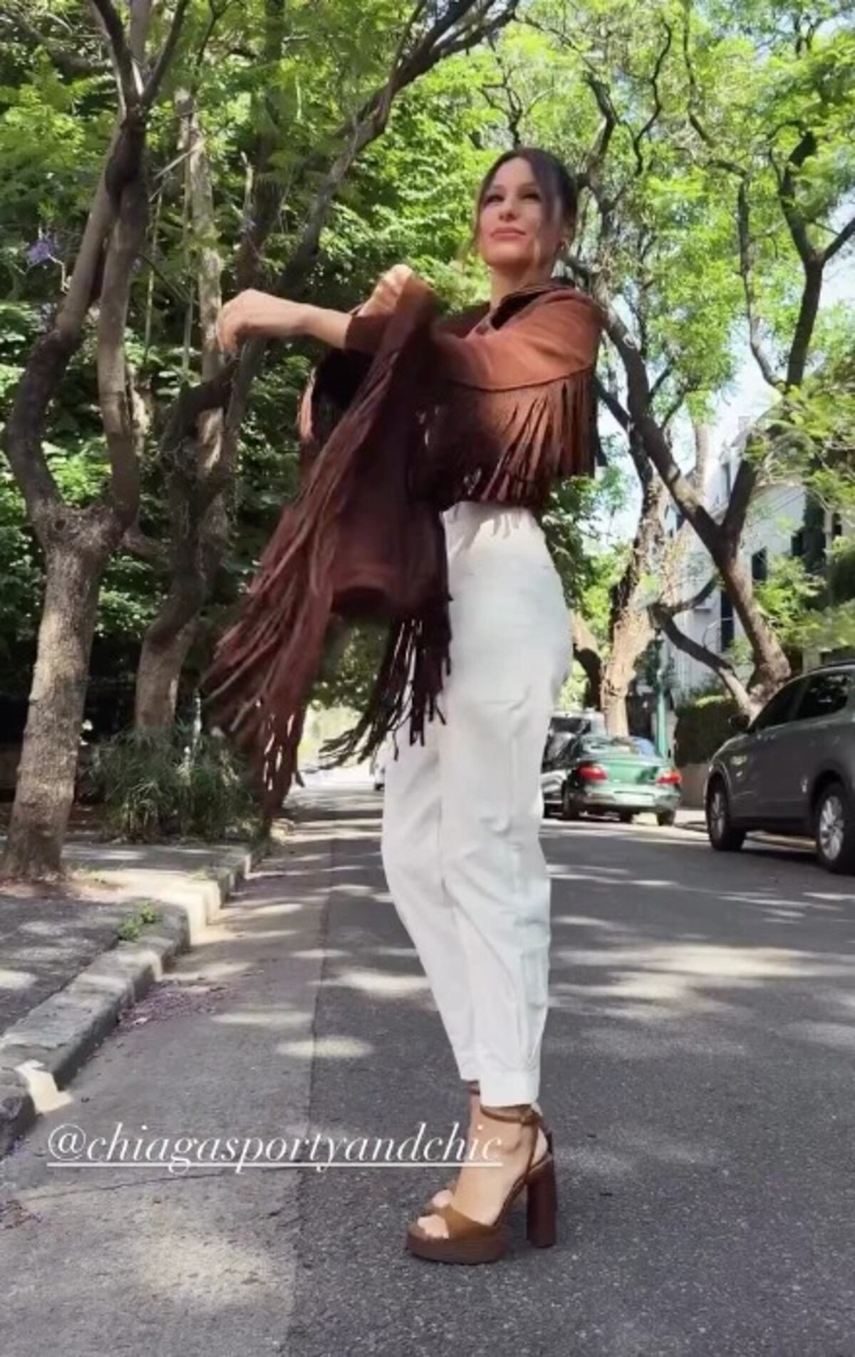 Pampita anticipa el otoño 2026: marrón chocolate y flecos, las claves del abrigo que marca tendencia