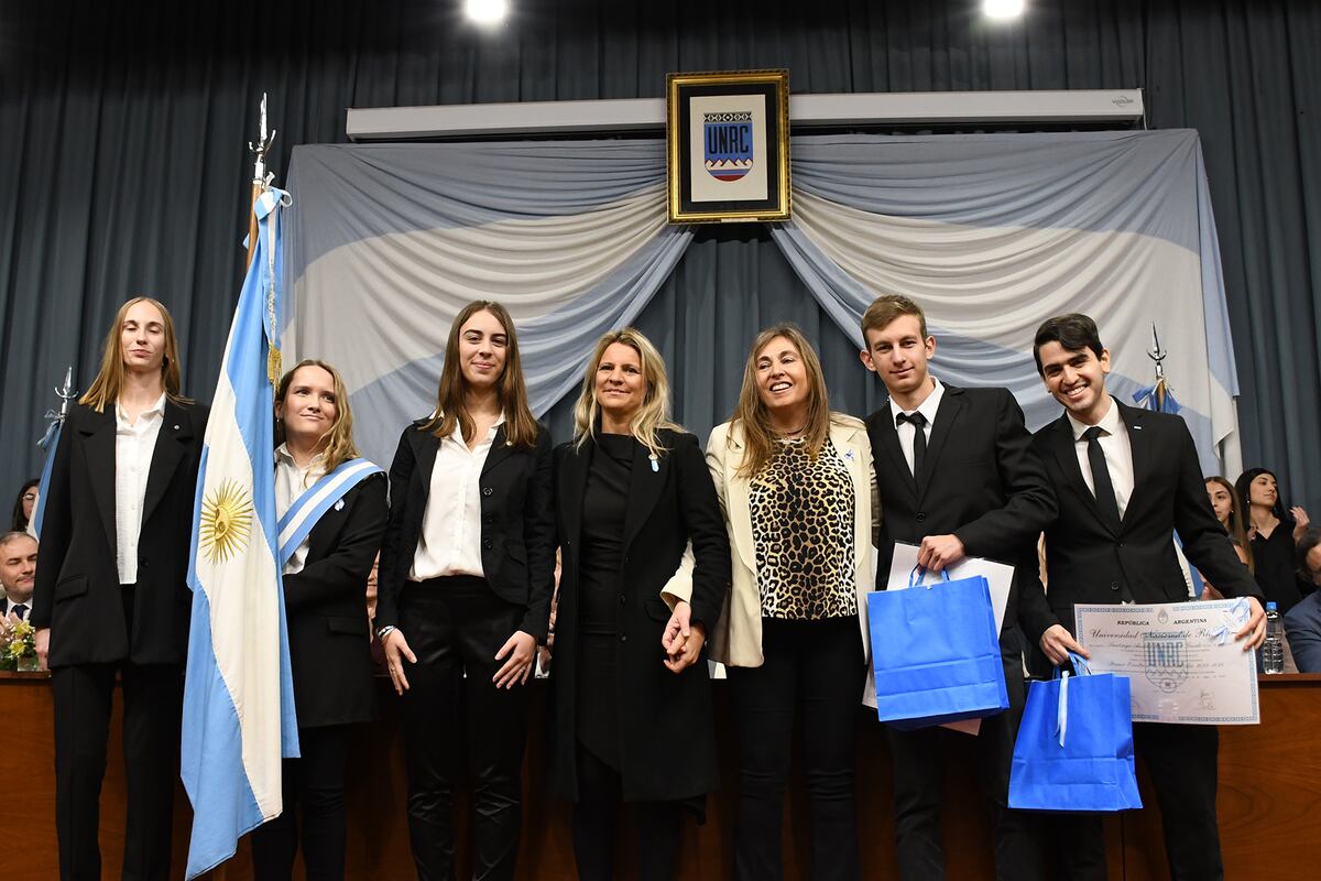Río Cuarto. Bandera entrante en Ciencias Económicas, y bandera saliente junto a las autoridades de la facultad (Gentileza Prensa UNRC).