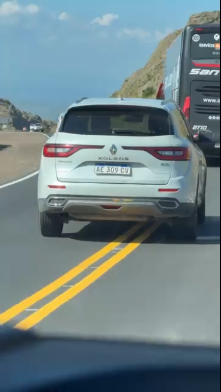 Cruzando en doble línea amarilla en las Altas Cumbres. (Captura de vídeo)