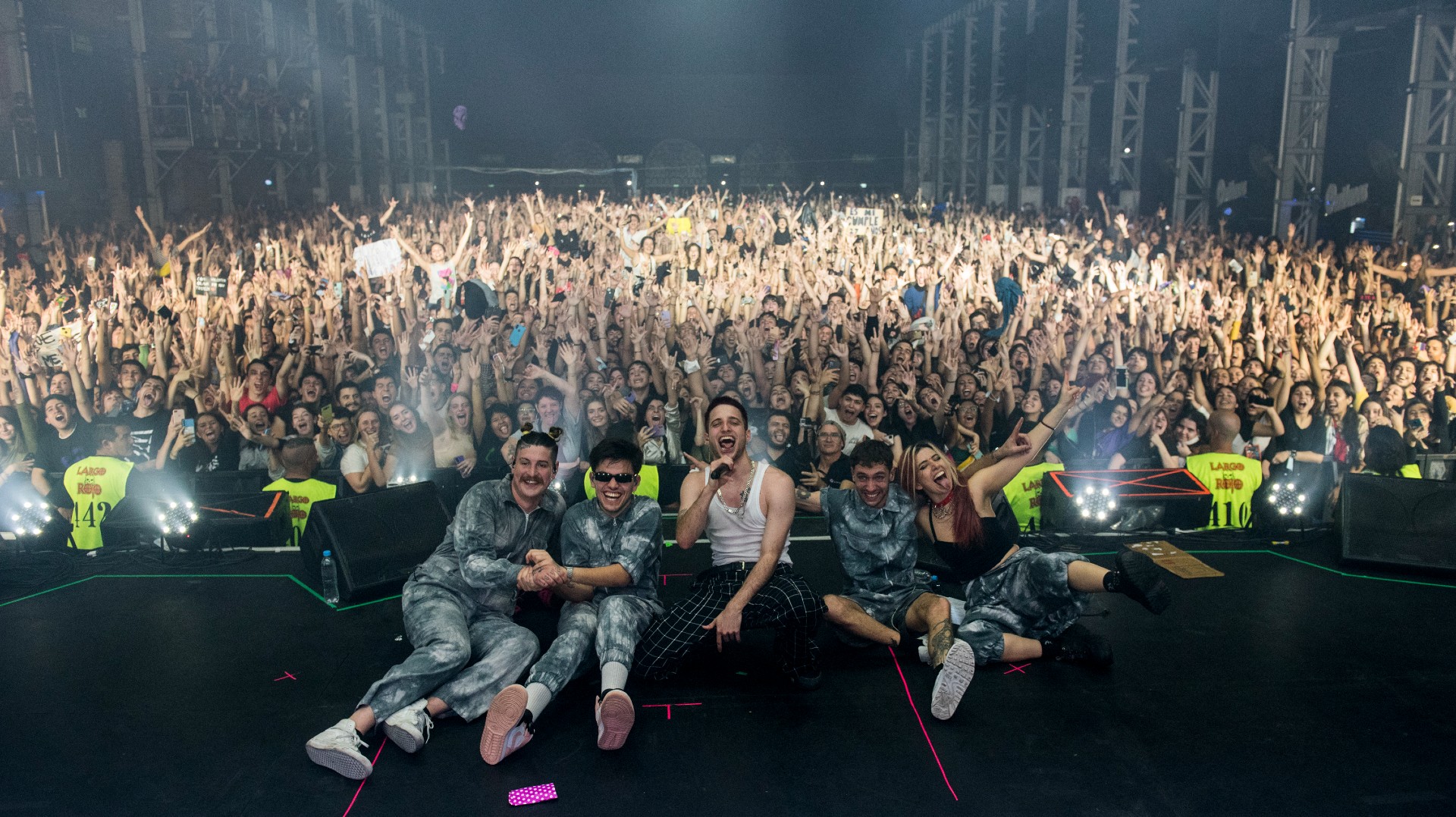 La postal final de Wos y su banda ante un público cordobés extasiado (prensa Plaza de la Música).