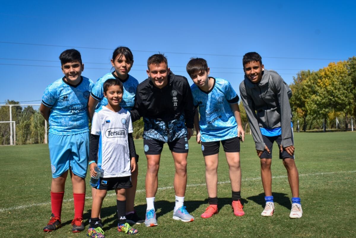 Los chicos y chicas de las escuelas compartieron un día recreativo en el predio de Villa Esquiú. (Foto: Club Atlético Belgrano)