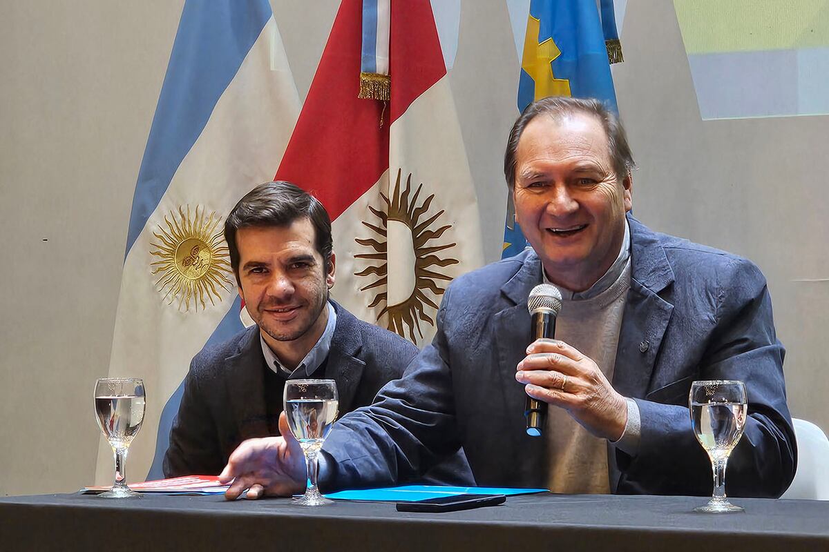 El ministro Pedro Dellarossa junto a Álvaro Gacía Defilippi, secretario de Parques Industriales de Córdoba.