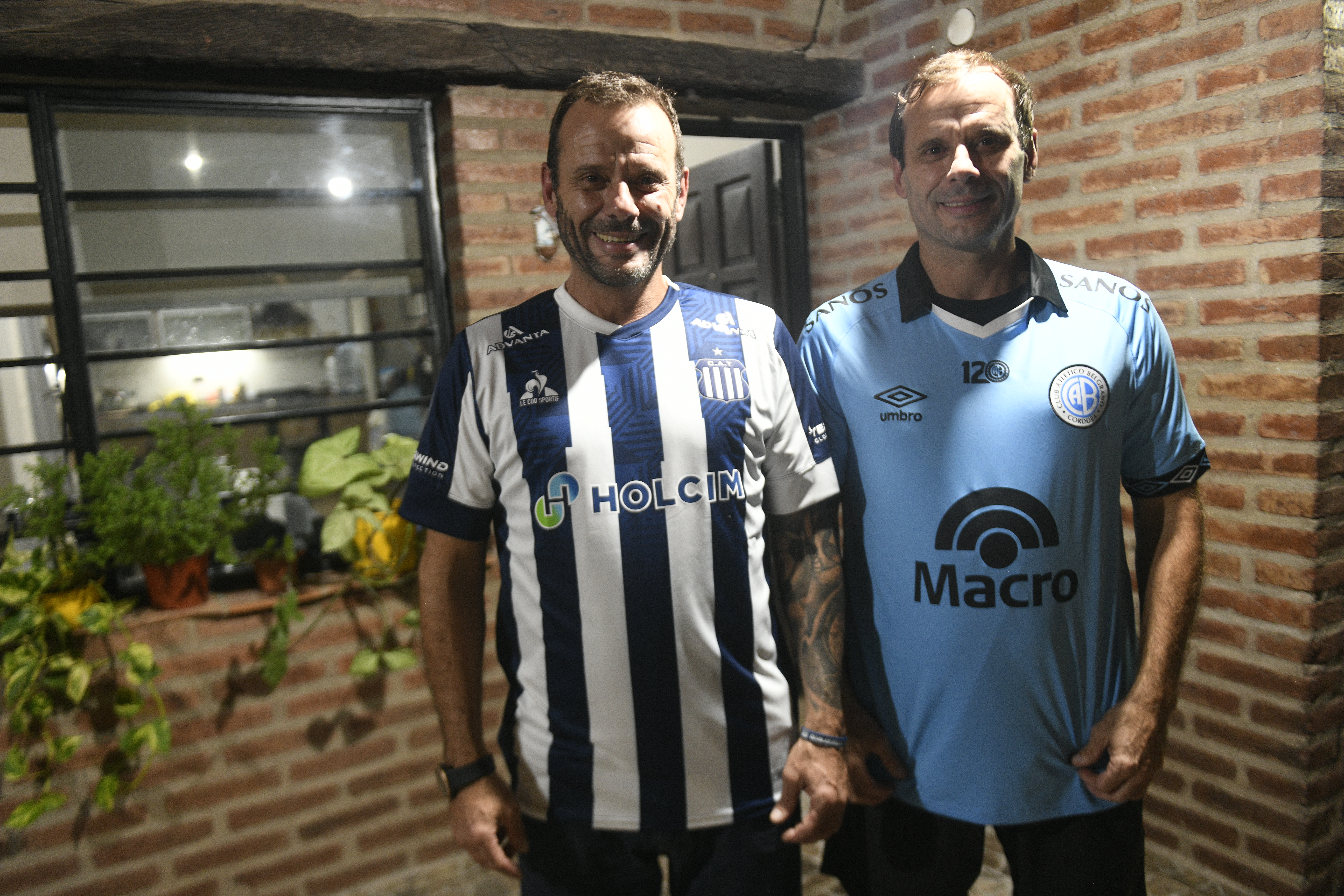 Son gemelos: uno es de Belgrano y el otro es de Talleres. Son los hermanos Vélez: Walter y Nicolás, que contaron su historia para La Voz. (Javier Ferreyra / La Voz)