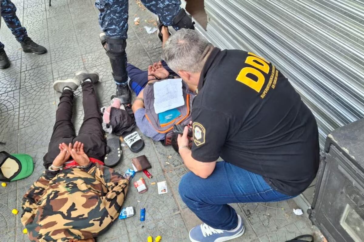 La Plata: detuvieron a dos hombres con antecedentes tras intentar robar una hamburguesería.