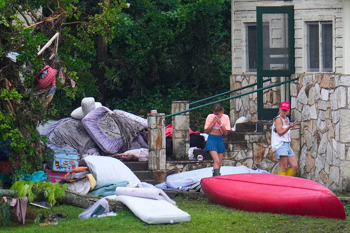 Una persona reacciona mientras observa sus pertenencias afuera de los dormitorios del Campamento Mystic, a orillas del río Guadalupe, después de que una inundación repentina arrasara la zona el domingo 6 de julio de 2025 en Hunt, Texas. (Foto AP/Julio Cortez)