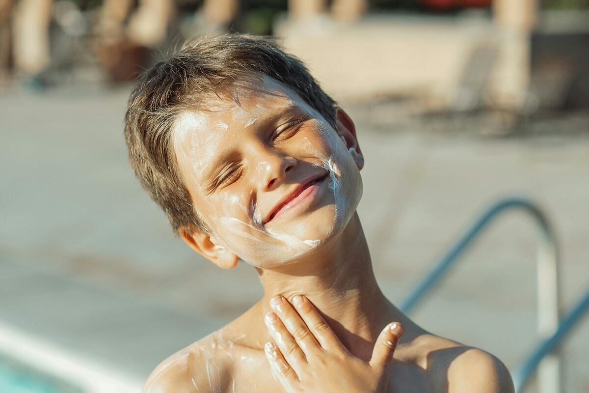La estrategia más importante paracuidar la piel de los niños son las modificaciones de comportamiento y hábitos relacionados con la exposición al sol en todos los niveles.