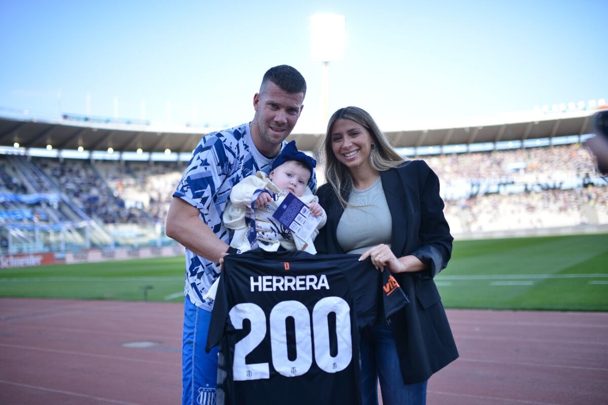 El capitán de Talleres, Guido Herrera, fue distinguido en la previa al juego con Racing. Acá con su familia. (Prensa Talleres)