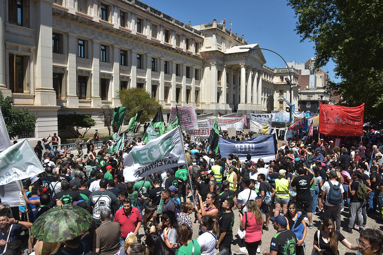 Gremios y organizaciones sociales marchan hacia Tribunales en rechazo al DNU del gobierno nacional. (Ramiro Pereyra / La Voz)