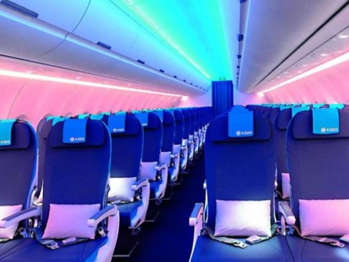 El truco viral de TikTok para dormir cómodo si te toca el asiento del pasillo del avión