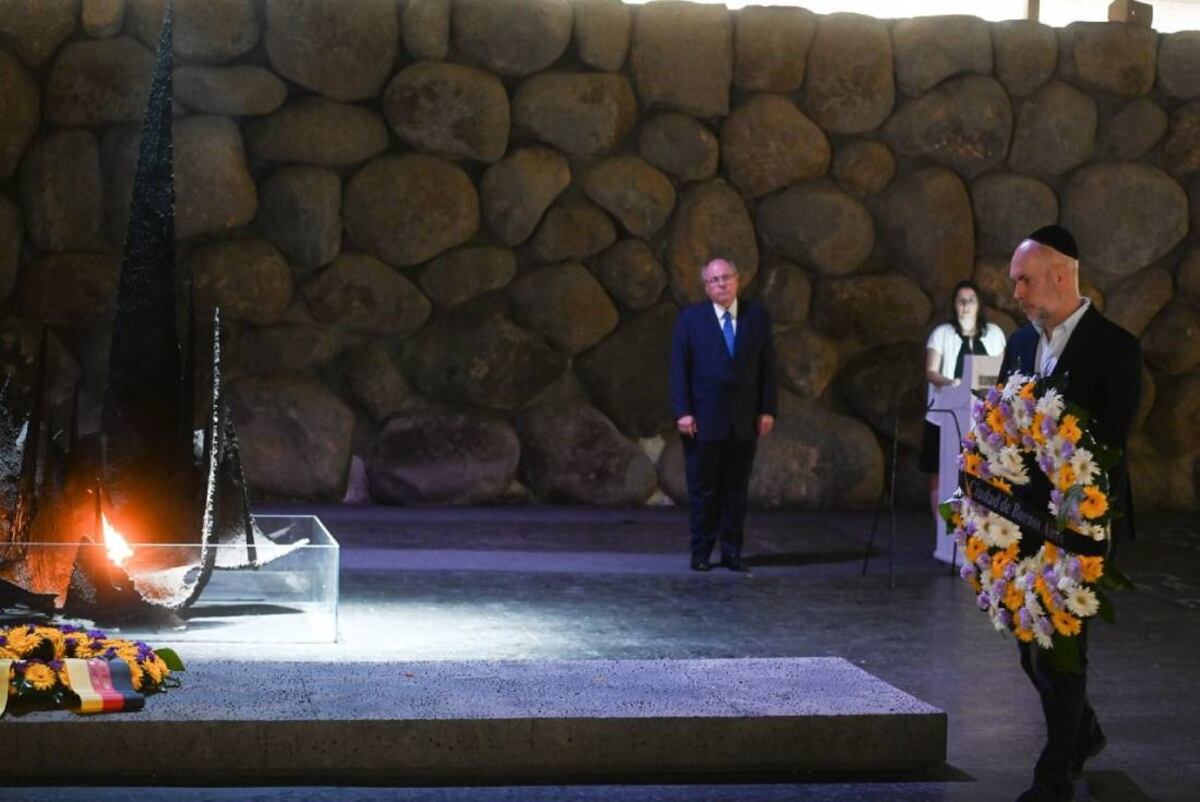 El jefe de Gobierno porteño recorrió el museo junto al presidente de la institución, el argentino Dani Dayan, y colocó una ofrenda floral.