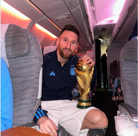 Messi en el avión con la copa (Foto: Instagram de Lionel Messi)