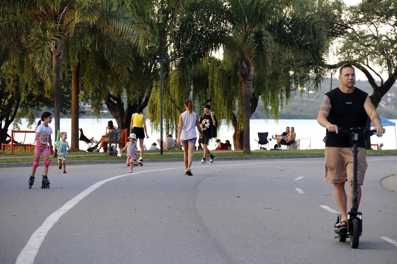 Turistas en la la costanera de Villa Carlos Paz. Si el clima ayuda, esperan alto movimiento allí en Semana Santa. (La Voz)