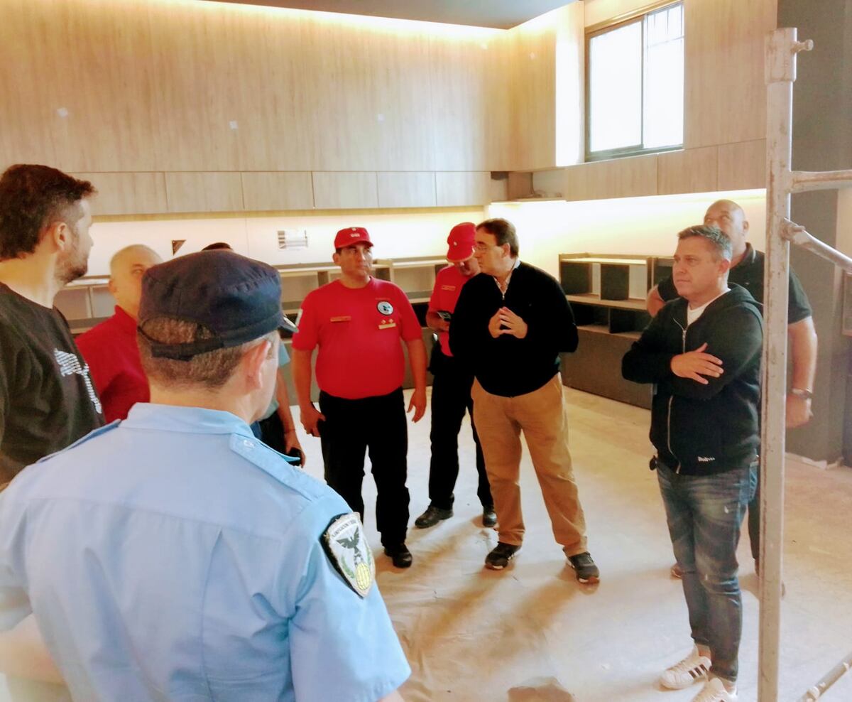 Autoridades de Cosedepro, Municipalidad, Bomberos y Policía, durante la recorrida por las obras en el Gigante.