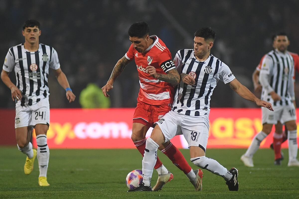 Talleres y River se enfrentan por los 16avos de final de la Copa Argentina en Mendoza. (Télam)