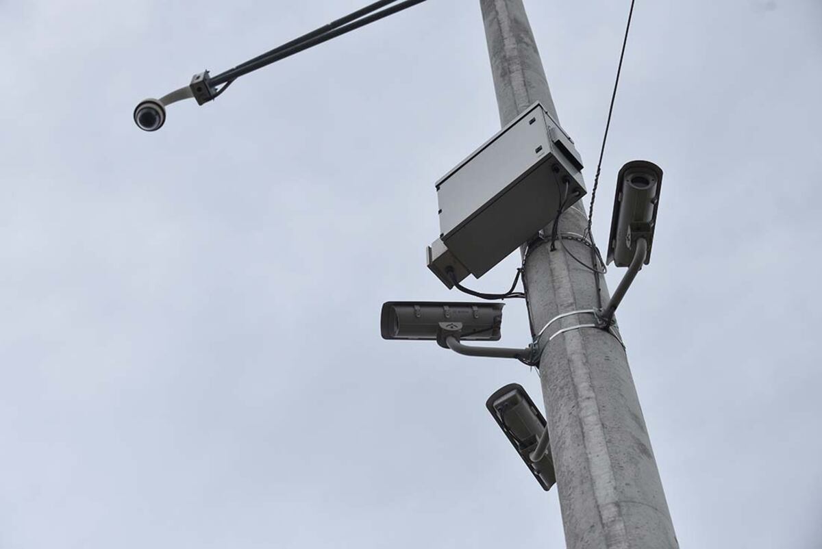 Cámara de seguridad ubicada en Juan B Justo y Saavedra. José Gabriel Hernández