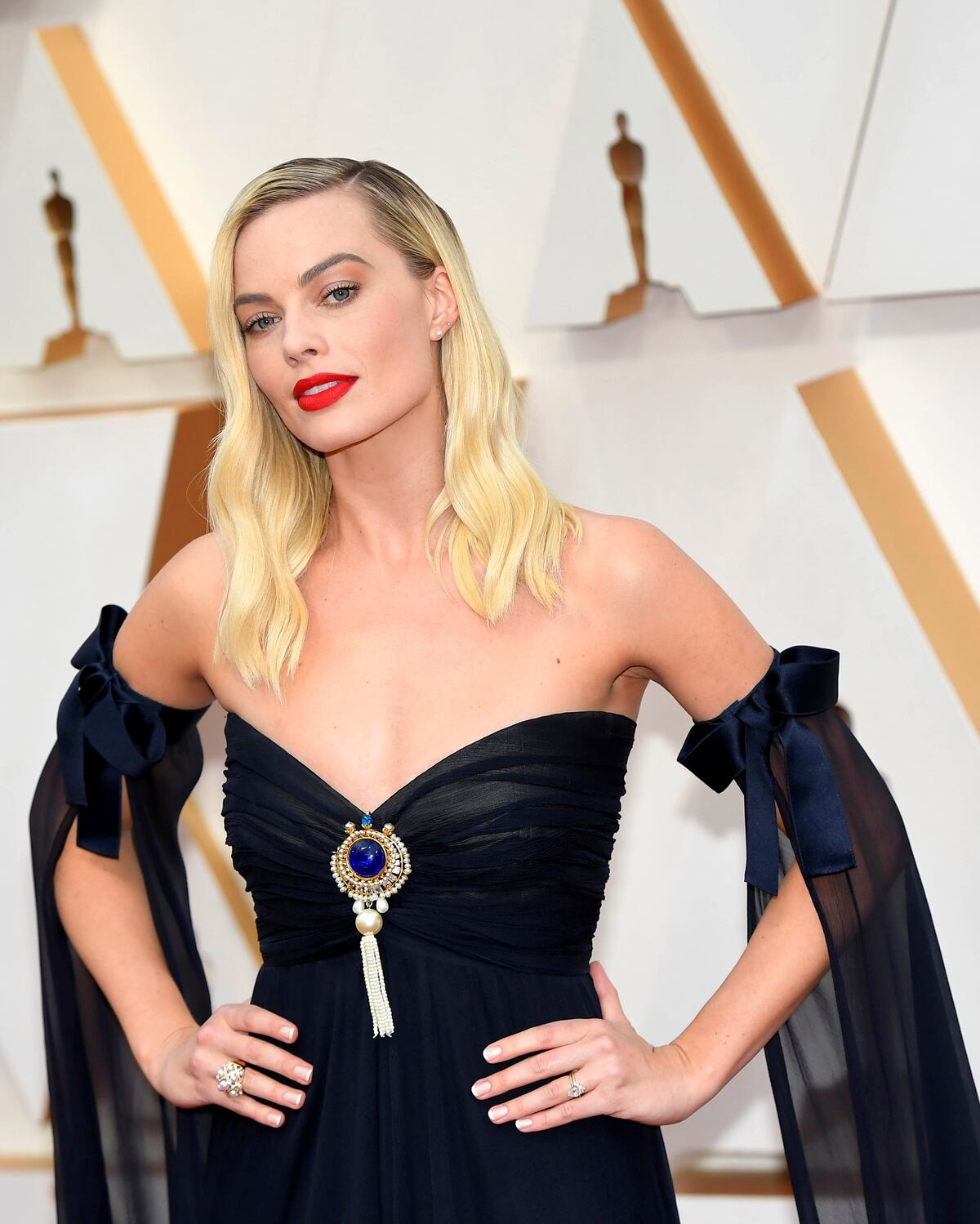 Margot Robbie, vestida de negro. (AP / Archivo)