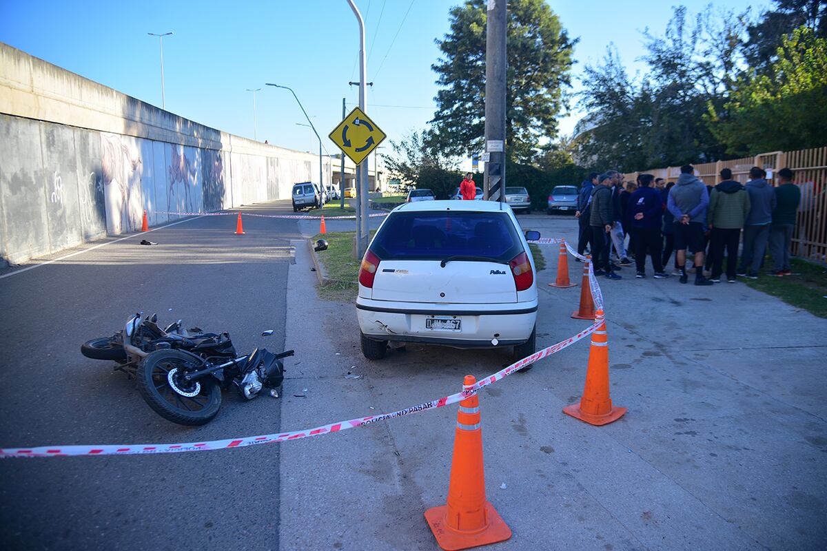 Córdoba. Un motociclista, aparentemente borracho, embistió a un empleado de correo. (Pedro Castillo / La Voz)