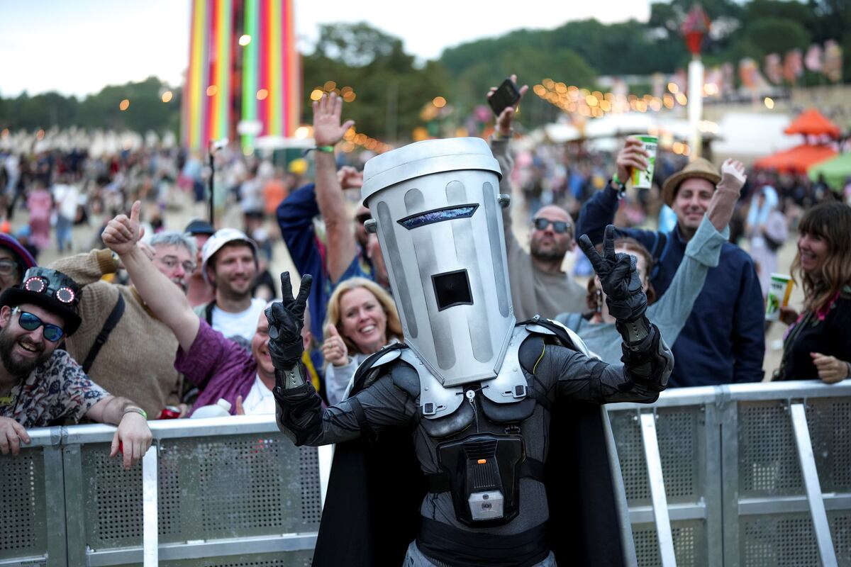 Count Binface, candidato a la alcaldía de Londres. Se describe a sí mismo como un guerrero espacial intergaláctico. Hizo campaña en Glastonbury 2024. (AP)