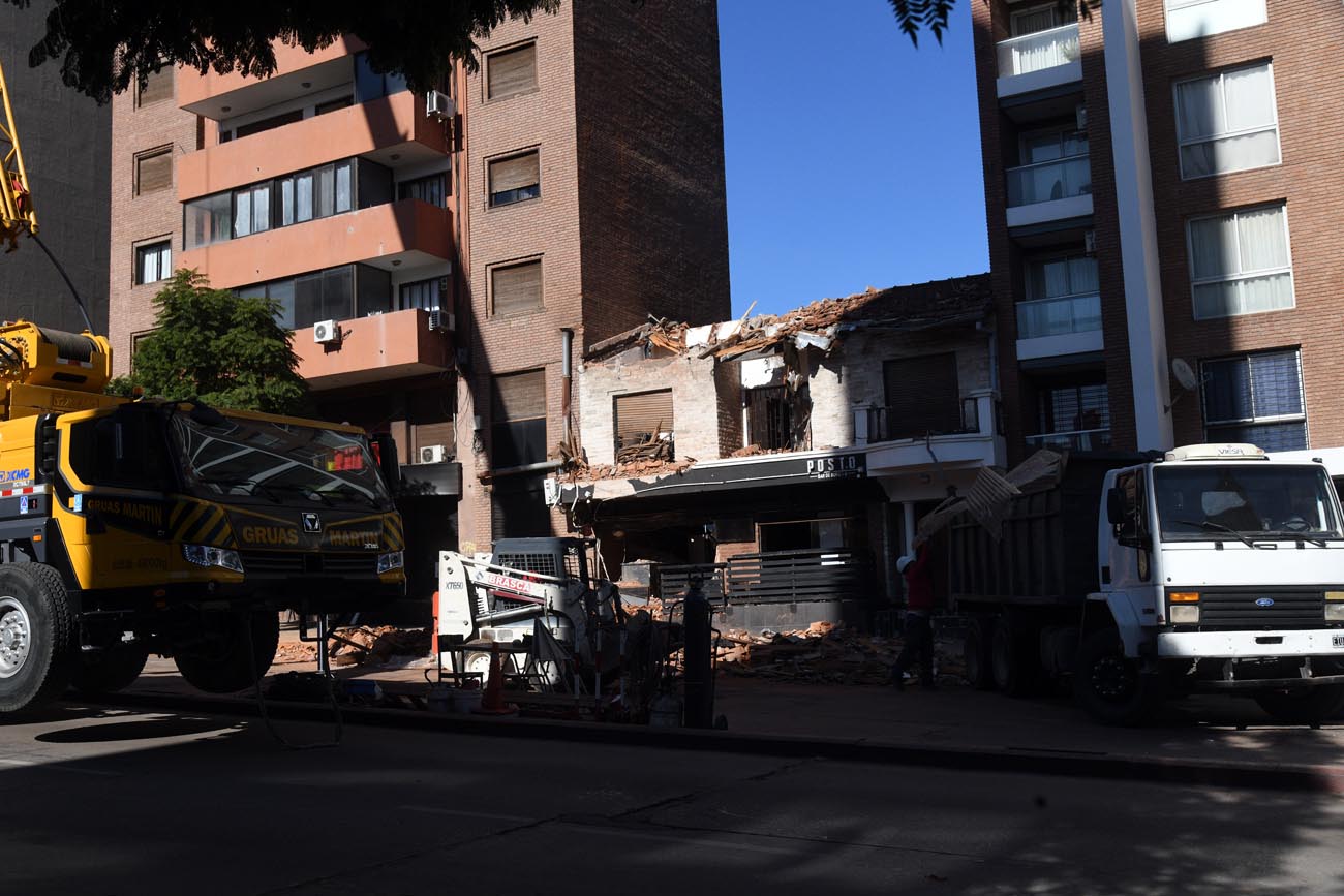 Brasca Demoliciones realizó un perímetro de seguridad para poder trabajar en la pared. Ramiro Pereyra/La Voz