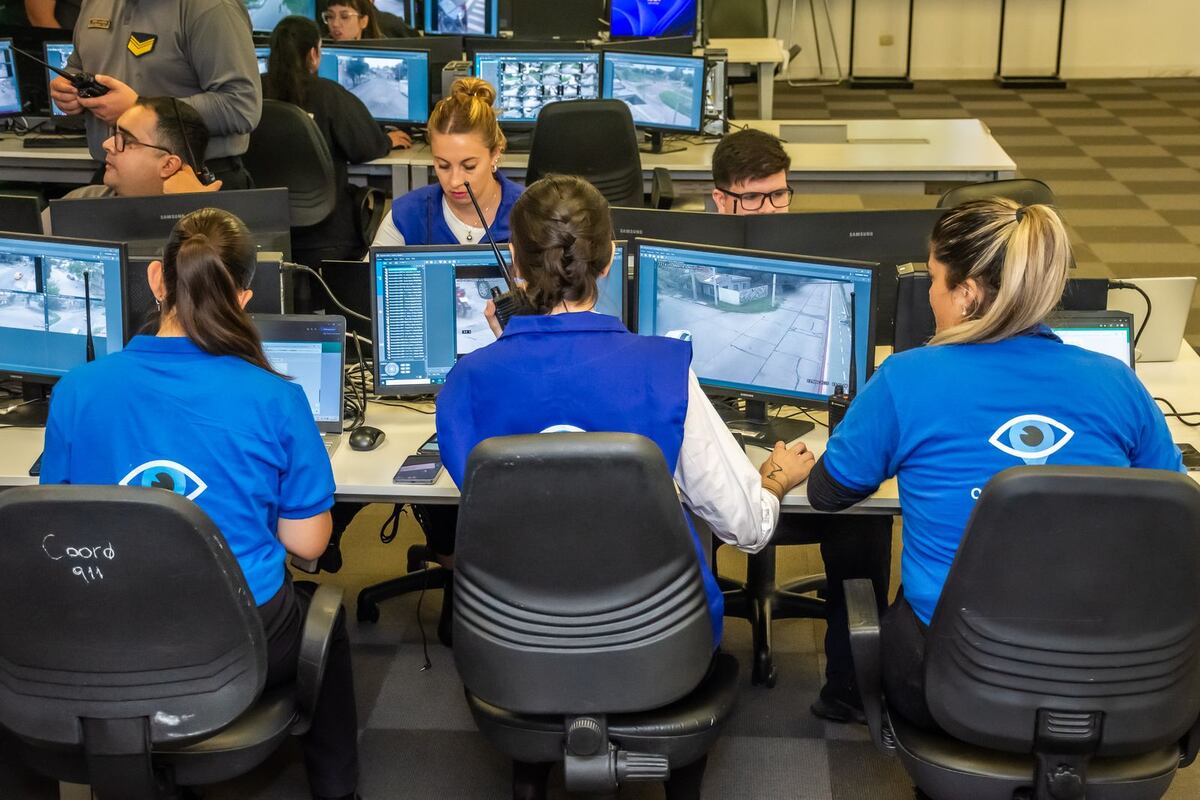 En la sede del 911, un equipo responde los pedidos por Whatsapp que realizan los vecinos (Prensa Gobierno de Córdoba).