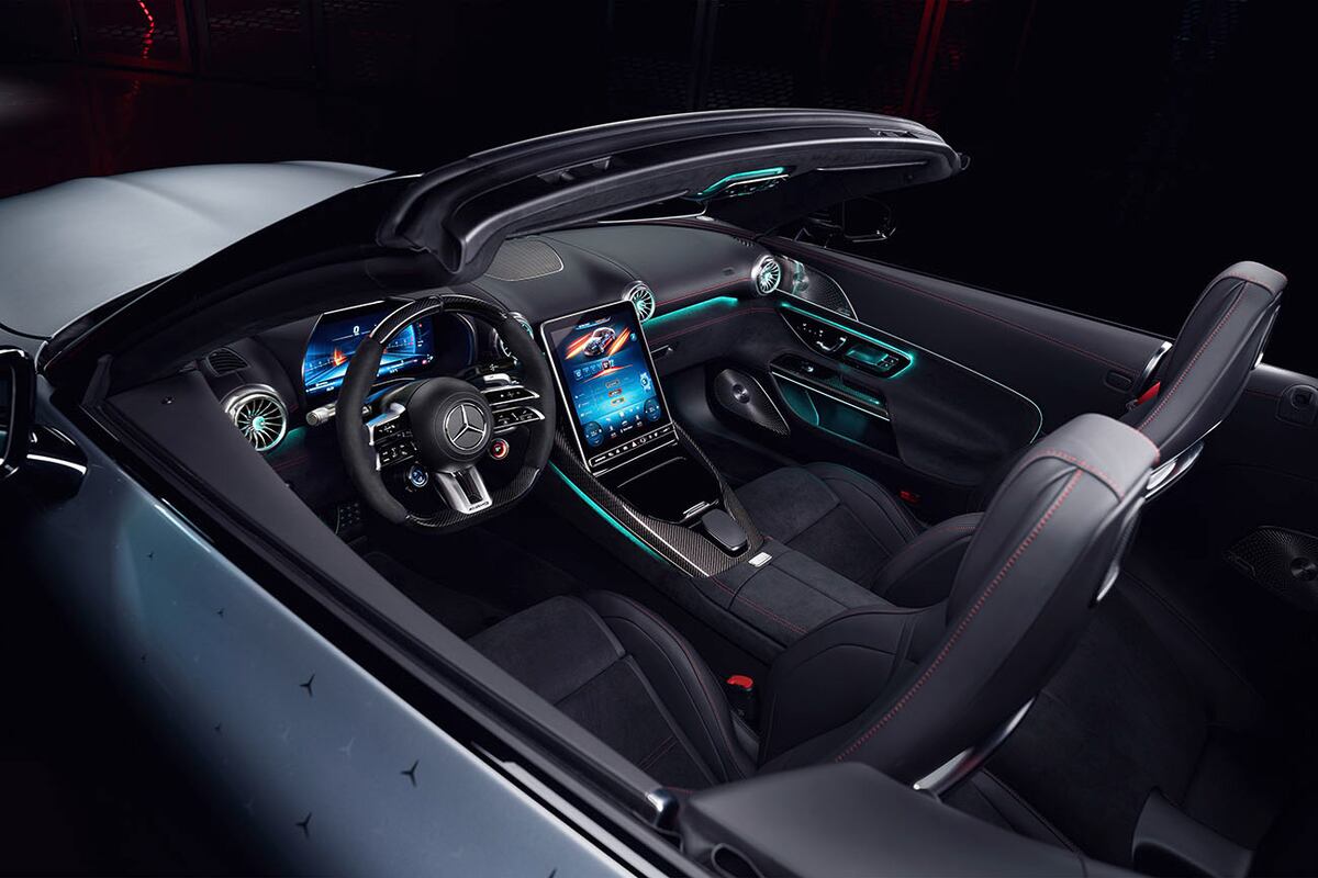 Puestas adentro vemos asientos AMG Performance en cuero nappa con costuras en rojo o amarillo, logotipos bordados de AMG, molduras decorativas de fibra de carbono, equipo de sonido Burmester, Head-Up Display o el paquete AMG Track Pace de telemetría.