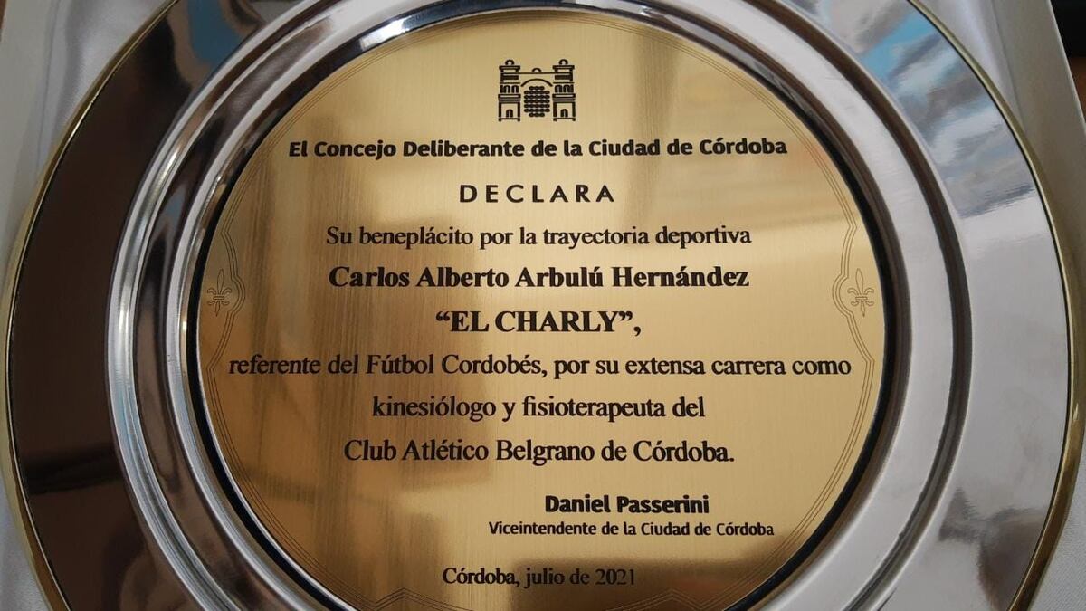 La distinción para Carlos Arbulú de Belgrano, por su trayectoria en el club de Alberdi. (Prensa Consejo Deliberante)