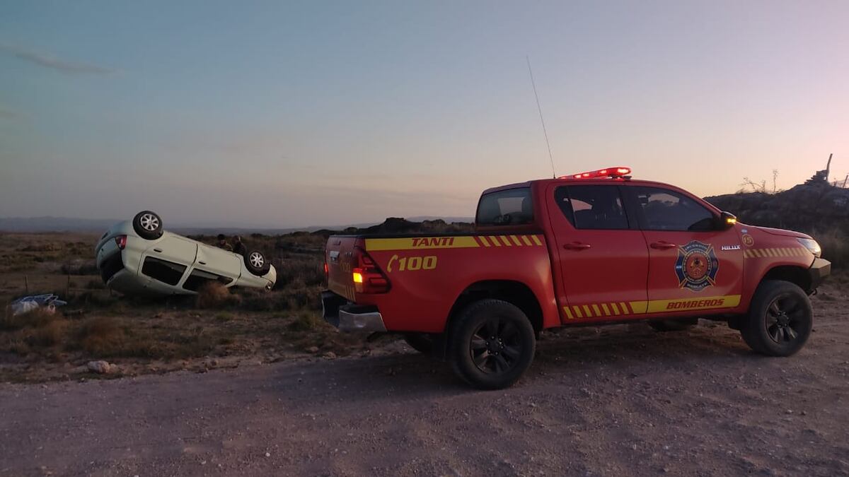 Bomberos voluntarios de Tanti en un accidente. (Foto: Facebook de Bomberos Voluntarios Tanti).