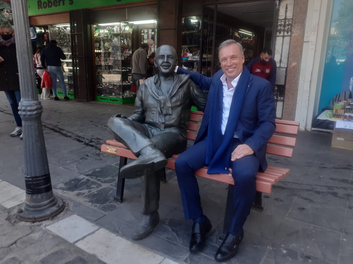 Fassi en Rosario de Santa Fe al 15, Fassi con la estatua de Amadeo Nuccetelli, presidente del club entre 1973 y 1987 e ídolo de generaciones.