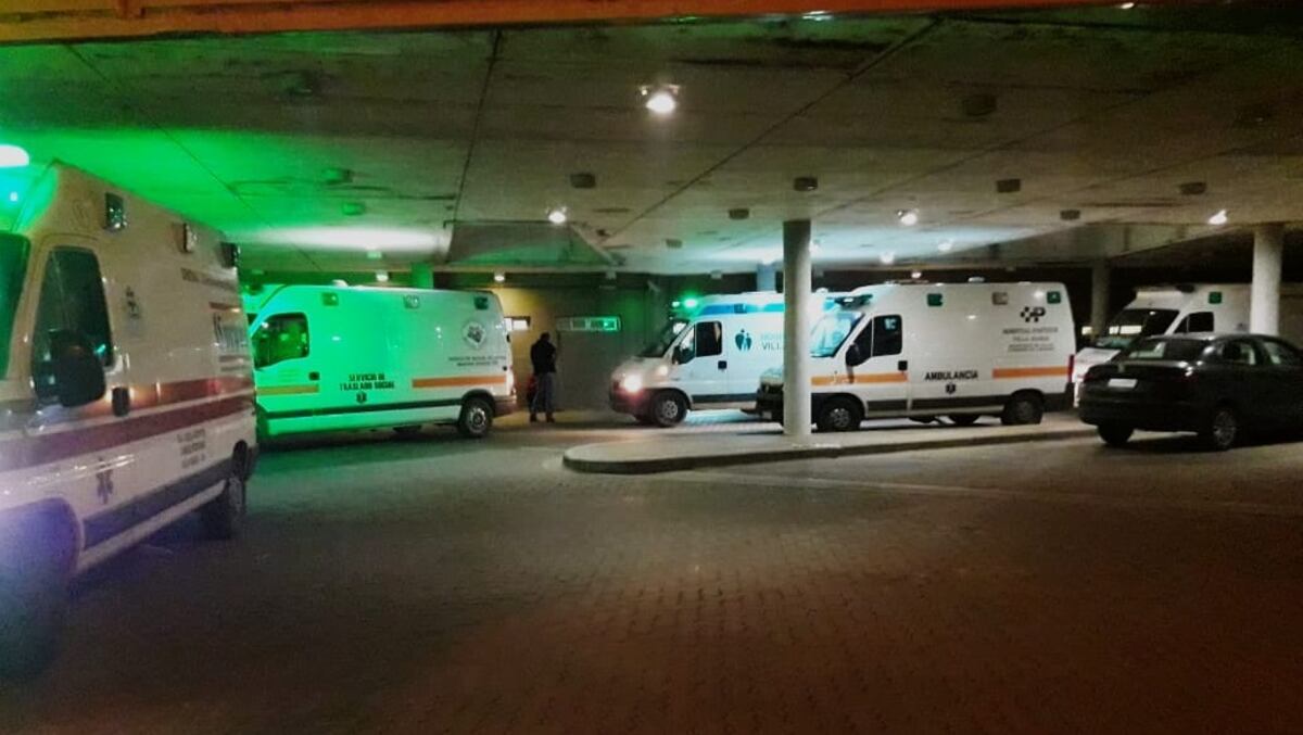 Una fila de ambulancias en el acceso al hospital Pasteur, de Villa María. en la noche de este lunes.