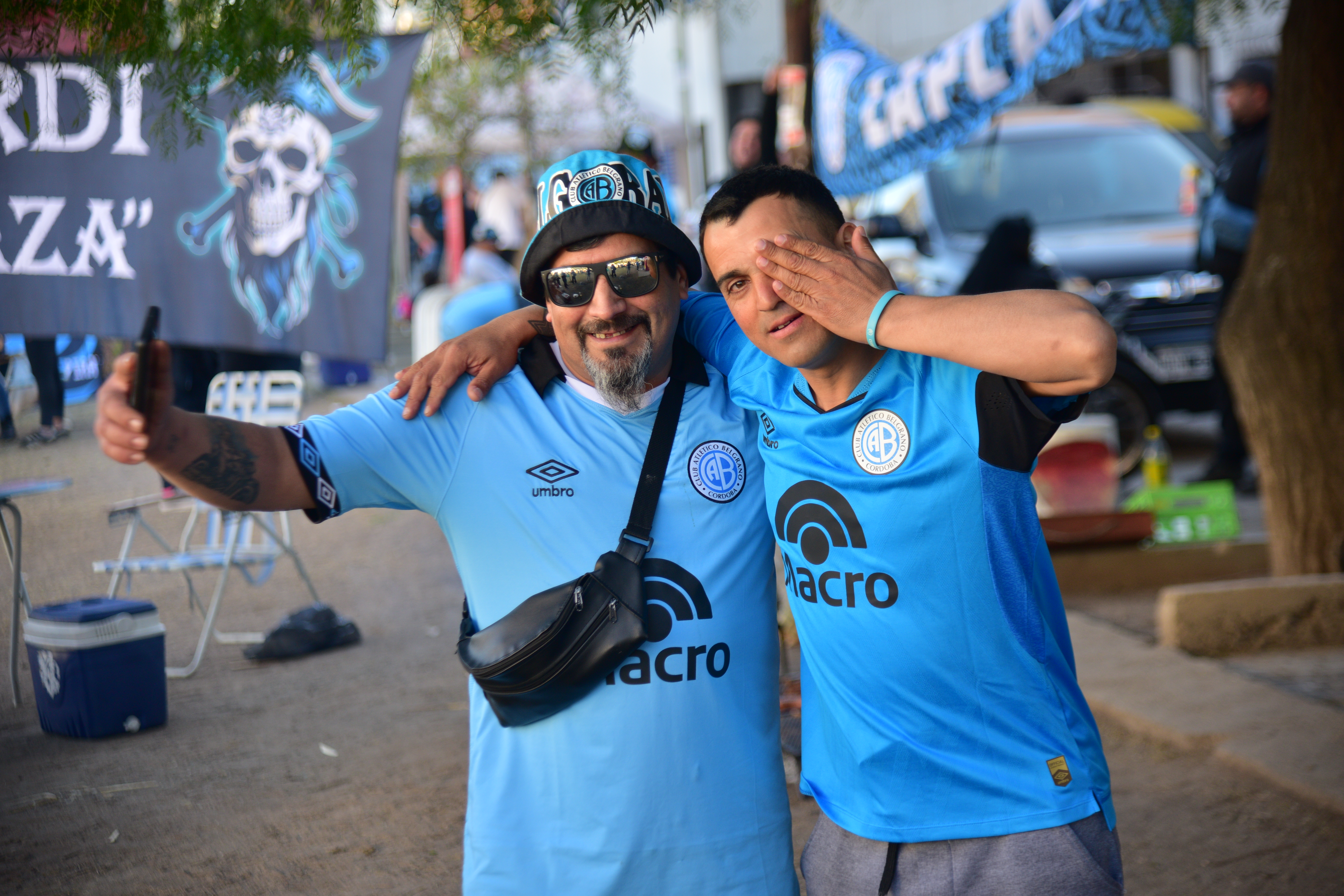 La previa de los hinchas de Belgrano en el pasaje Aguaducho del barrio Alberdi. (Pedro Castillo / La Voz)