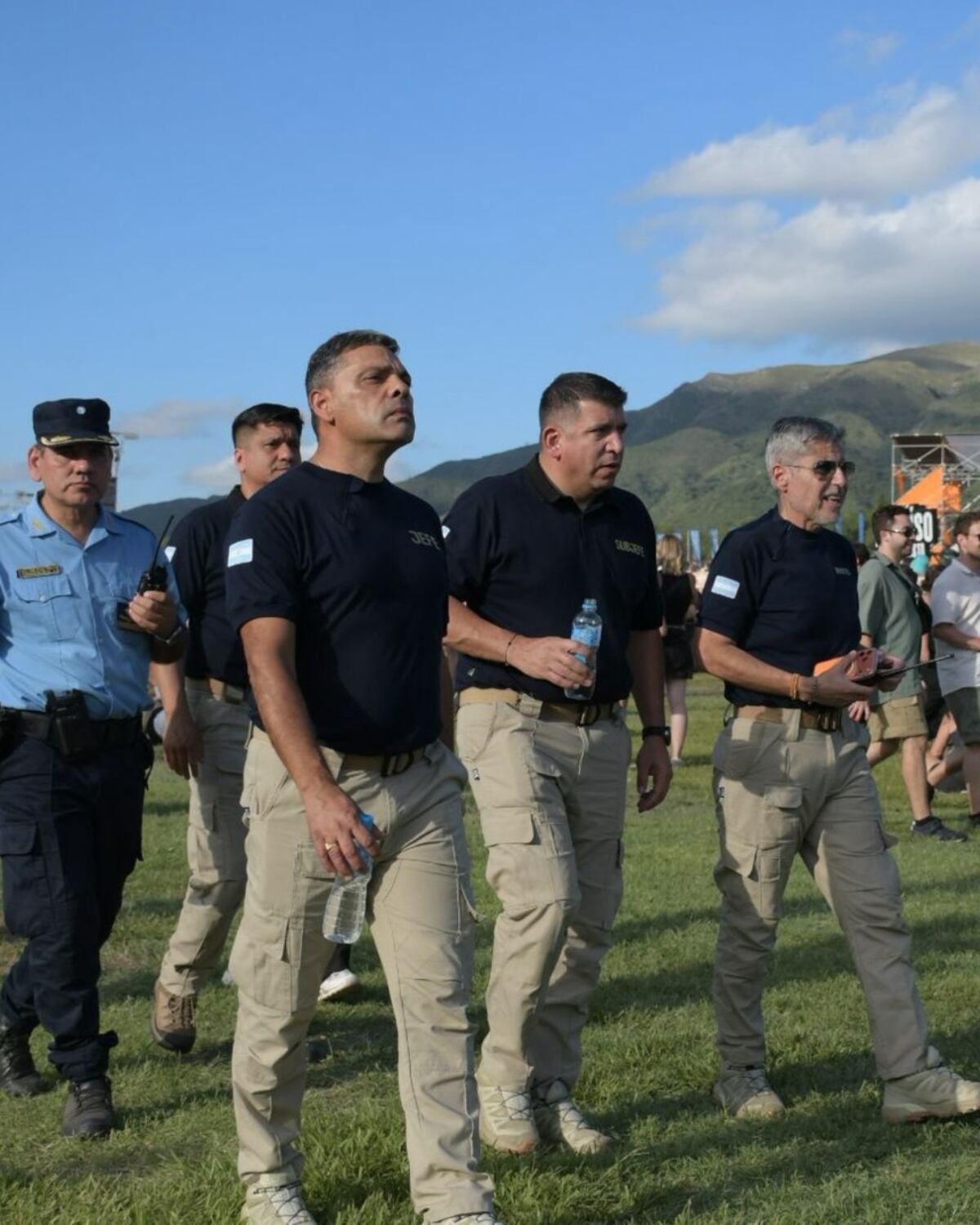 El ministro Quinteros, junto al jefe de Policía, Marcelo Marín, y el comisario Iván Rey, en el Cosquín Rock. (Policía)